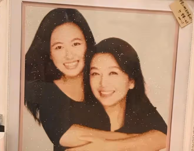 江珊與24歲女兒拼酒吃肉!高亦心皮膚白嫩顏值驚艷,母女豪邁碰杯