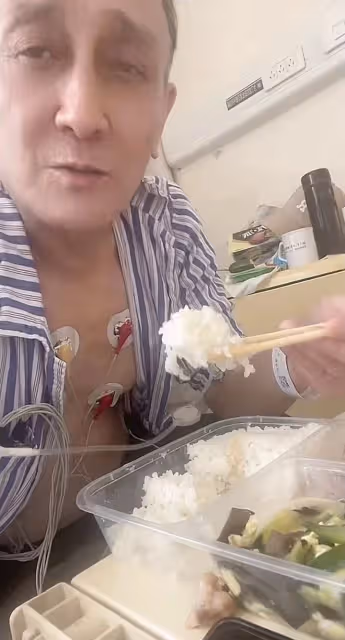 60歲喜劇演員緊急入院引擔憂！身上滿是儀器，憔悴無力吃素菜盒飯