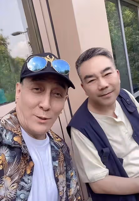 60歲喜劇演員緊急入院引擔憂！身上滿是儀器，憔悴無力吃素菜盒飯