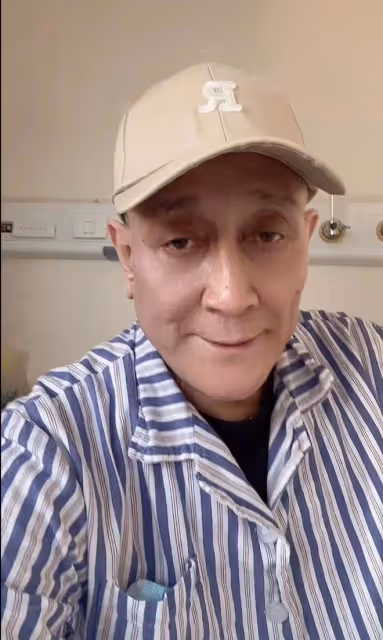 60歲喜劇演員緊急入院引擔憂！身上滿是儀器，憔悴無力吃素菜盒飯