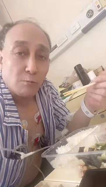 60歲喜劇演員緊急入院引擔憂！身上滿是儀器，憔悴無力吃素菜盒飯