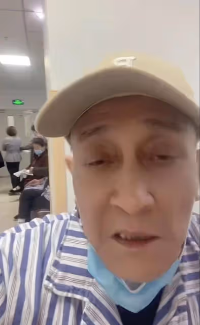 60歲喜劇演員緊急入院引擔憂！身上滿是儀器，憔悴無力吃素菜盒飯