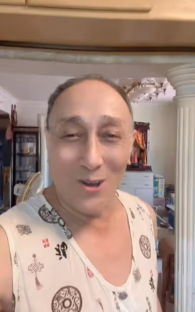 60歲喜劇演員緊急入院引擔憂!身上滿是儀器,憔悴無力吃素菜盒飯