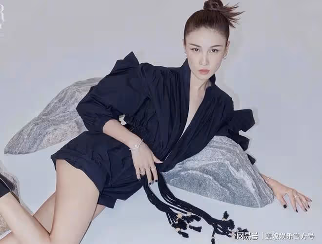 張藍心疑似戀情曝光!深夜與男子回家,腿長及其腰間身高差距大