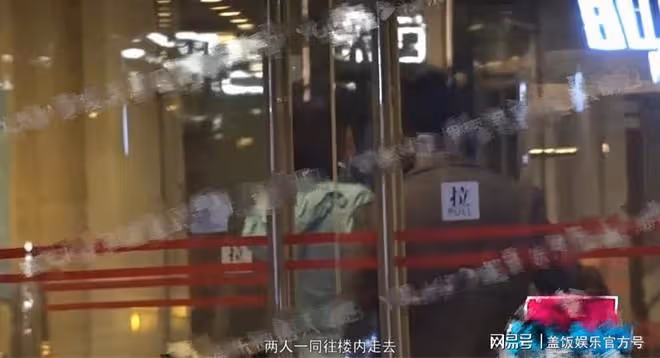 張藍心疑似戀情曝光!深夜與男子回家,腿長及其腰間身高差距大