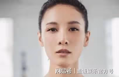 張藍心疑似戀情曝光！深夜與男子回家，腿長及其腰間身高差距大