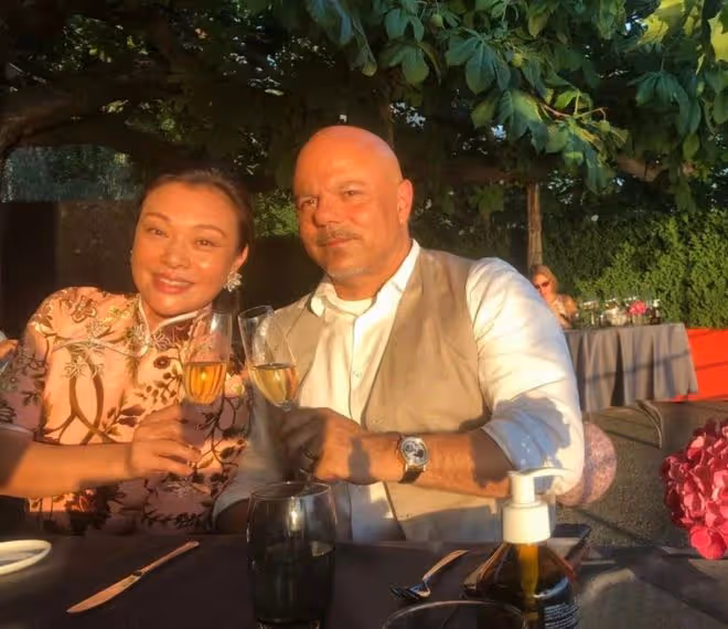 58歲史可移居瑞士,與洋老公參加宴會打扮貴氣,喝香檳生活愜意
