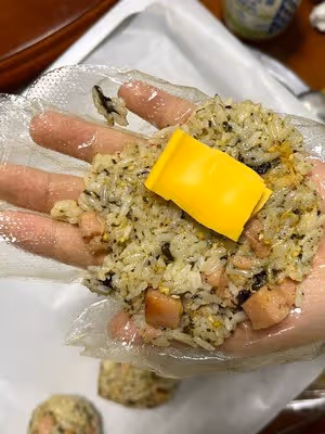 一口爆漿的芝士飯糰也太香了吧