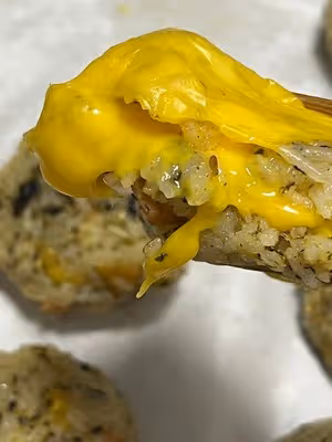 一口爆漿的芝士飯糰也太香了吧