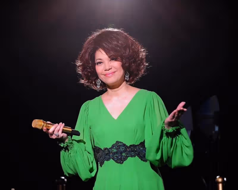 經歷10年無性婚姻!歌壇天后「嫁大10歲導演」被拋棄 65歲孑然一身「無兒無女」坦言:應該早點放他走