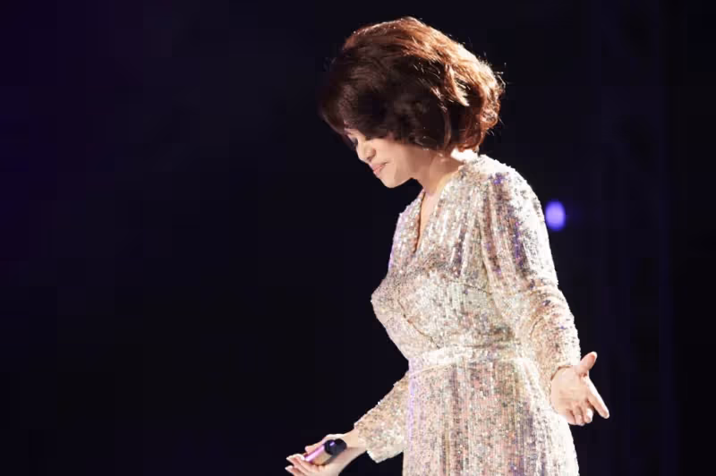 經歷10年無性婚姻!歌壇天后「嫁大10歲導演」被拋棄 65歲孑然一身「無兒無女」坦言:應該早點放他走