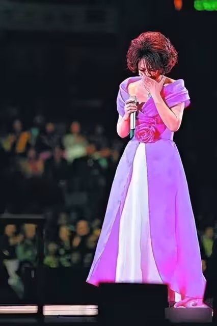 經歷10年無性婚姻！歌壇天后「嫁大10歲導演」被拋棄　65歲孑然一身「無兒無女」坦言：應該早點放他走