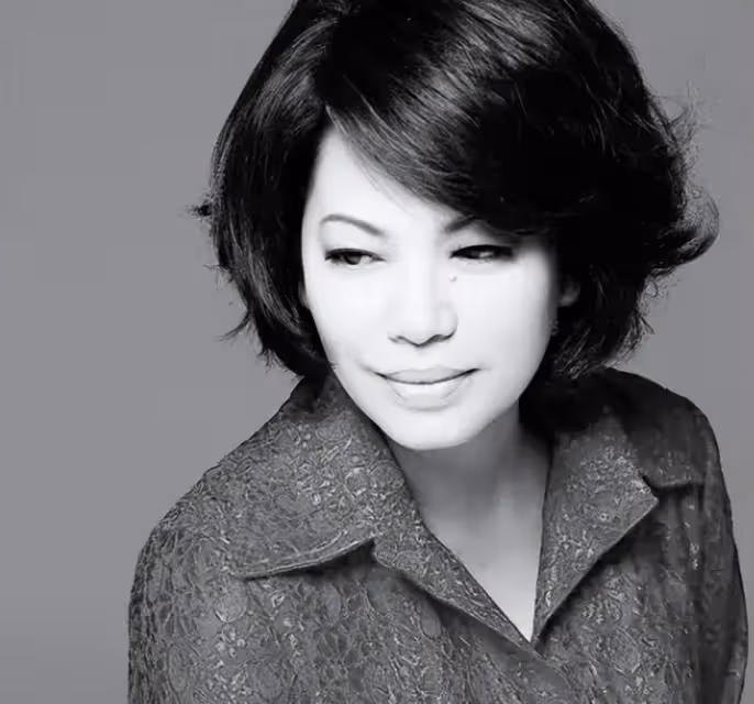 經歷10年無性婚姻！歌壇天后「嫁大10歲導演」被拋棄　65歲孑然一身「無兒無女」坦言：應該早點放他走