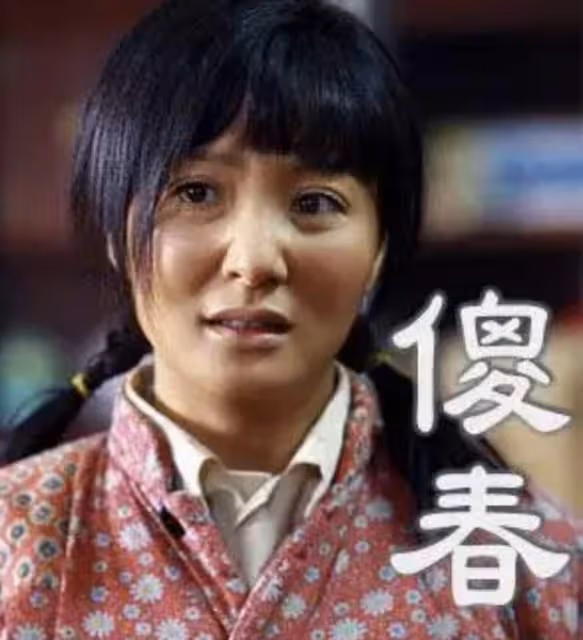 53歲陶紅現身農村,穿千元馬甲在草垛前扭腰熱舞,模樣大變認不出