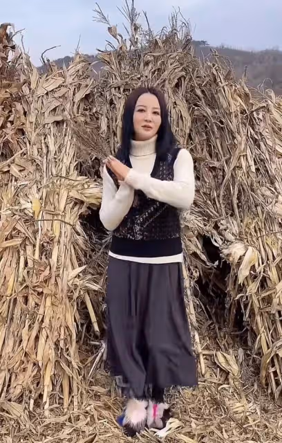 53歲陶紅現身農村,穿千元馬甲在草垛前扭腰熱舞,模樣大變認不出