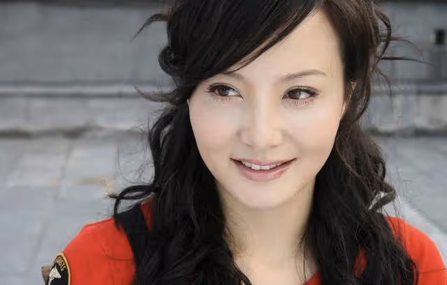 53歲陶紅現身農村,穿千元馬甲在草垛前扭腰熱舞,模樣大變認不出