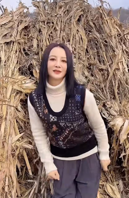 53歲陶紅現身農村,穿千元馬甲在草垛前扭腰熱舞,模樣大變認不出
