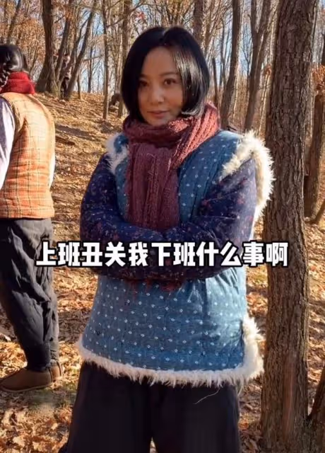 53歲陶紅現身農村，穿千元馬甲在草垛前扭腰熱舞，模樣大變認不出