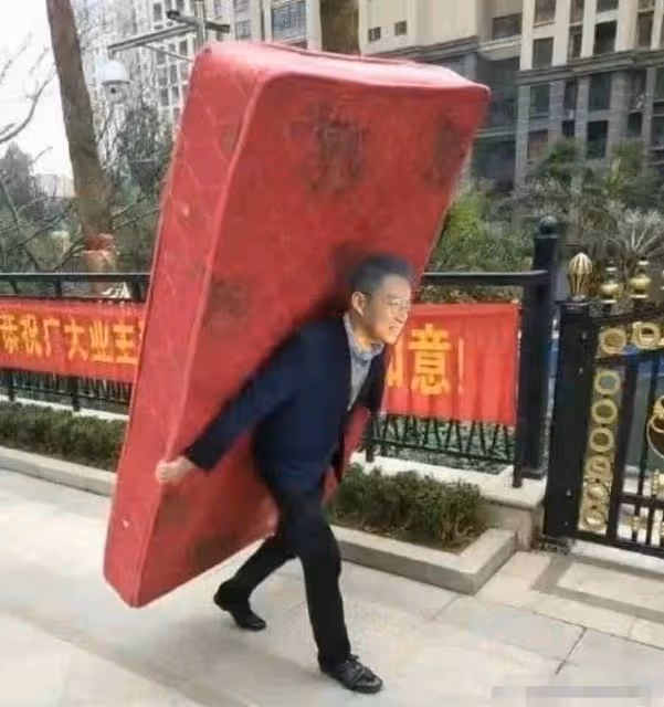 大S已將200萬床墊歸還!離婚紀念日當天放S酒店門口,目擊者證實
