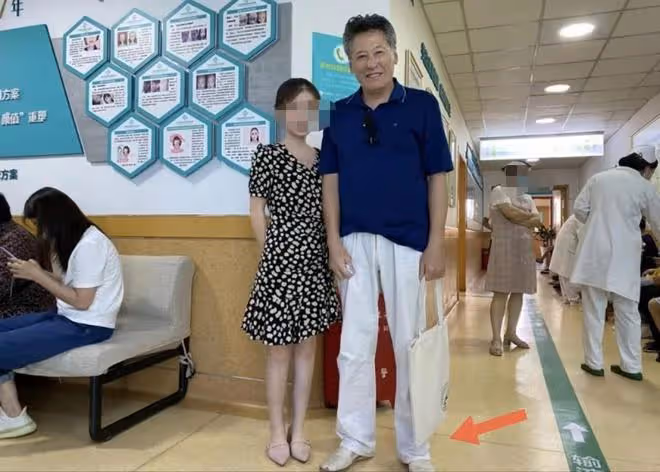 國家一級演員醫院被偶遇,手提布包穿破舊皮鞋,與粉絲合影無架子