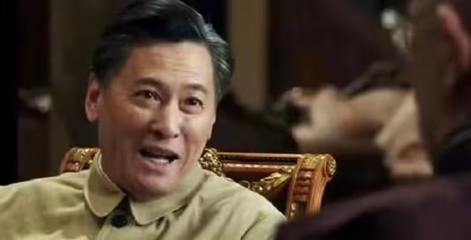 國家一級演員醫院被偶遇,手提布包穿破舊皮鞋,與粉絲合影無架子