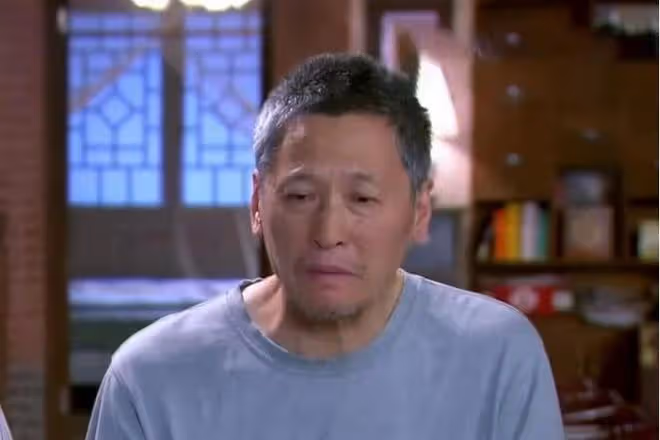 國家一級演員醫院被偶遇,手提布包穿破舊皮鞋,與粉絲合影無架子