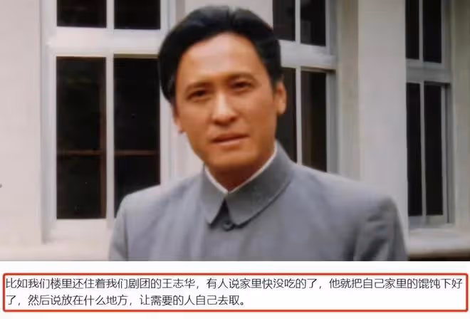 國家一級演員醫院被偶遇,手提布包穿破舊皮鞋,與粉絲合影無架子