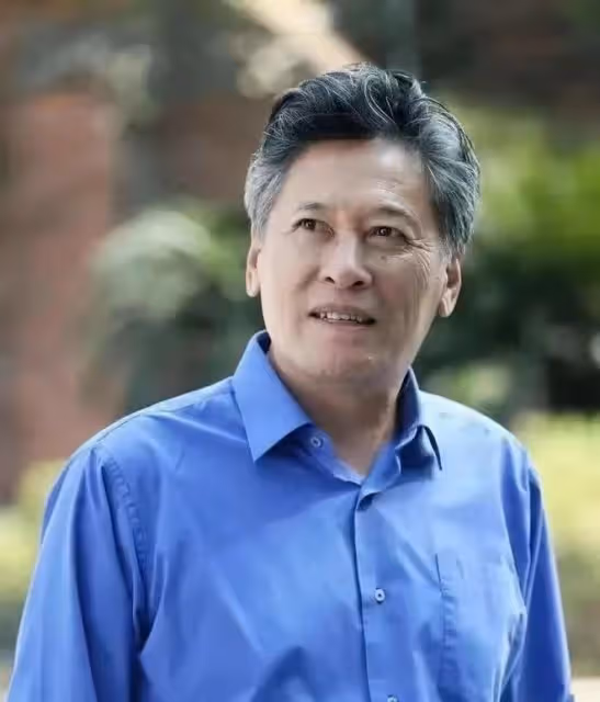 國家一級演員醫院被偶遇,手提布包穿破舊皮鞋,與粉絲合影無架子