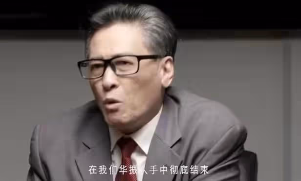 國家一級演員醫院被偶遇,手提布包穿破舊皮鞋,與粉絲合影無架子