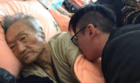 台灣一代名嘴!50歲娶17歲少女生子「妻子還幫忙照顧」 85歲成「亞洲安樂死第一人」生前最後畫面曝光