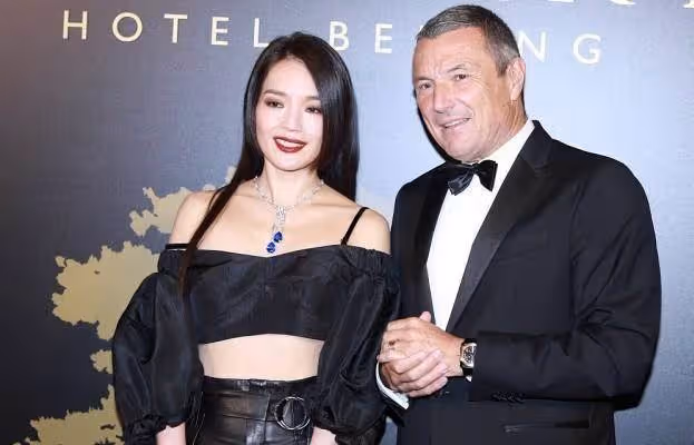 舒淇真的豁出去了,穿「抹胸裝」配皮裙太霸氣,氣質獨特無人能模仿