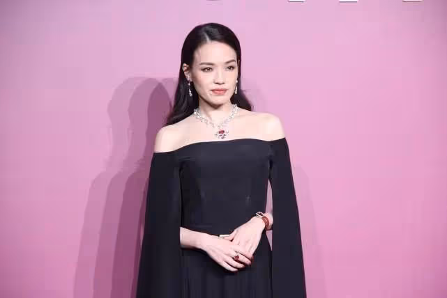 舒淇真的豁出去了,穿「抹胸裝」配皮裙太霸氣,氣質獨特無人能模仿