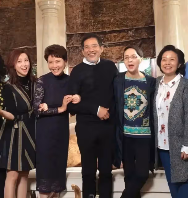 76歲「秦漢」近照曝光!「風度翩翩」襯衫配針織衫儒雅隨和,與老戲骨同框站C位,網嘆:年輕時真的帥