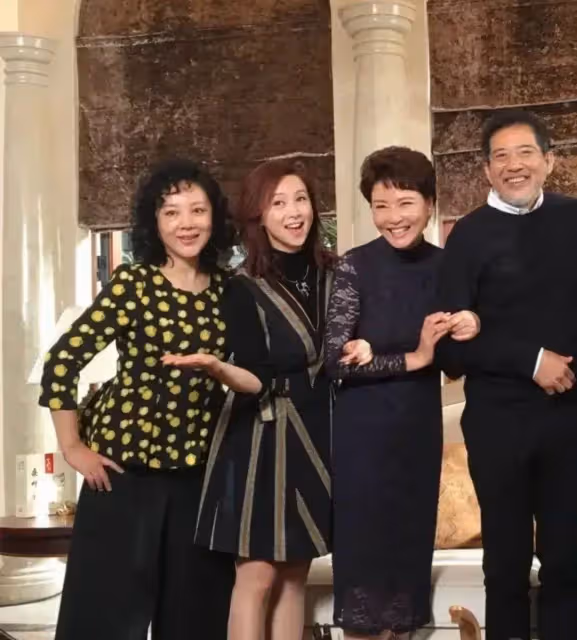 76歲「秦漢」近照曝光!「風度翩翩」襯衫配針織衫儒雅隨和,與老戲骨同框站C位,網嘆:年輕時真的帥