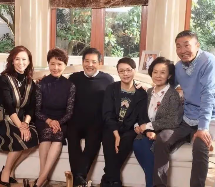 76歲「秦漢」近照曝光!「風度翩翩」襯衫配針織衫儒雅隨和,與老戲骨同框站C位,網嘆:年輕時真的帥