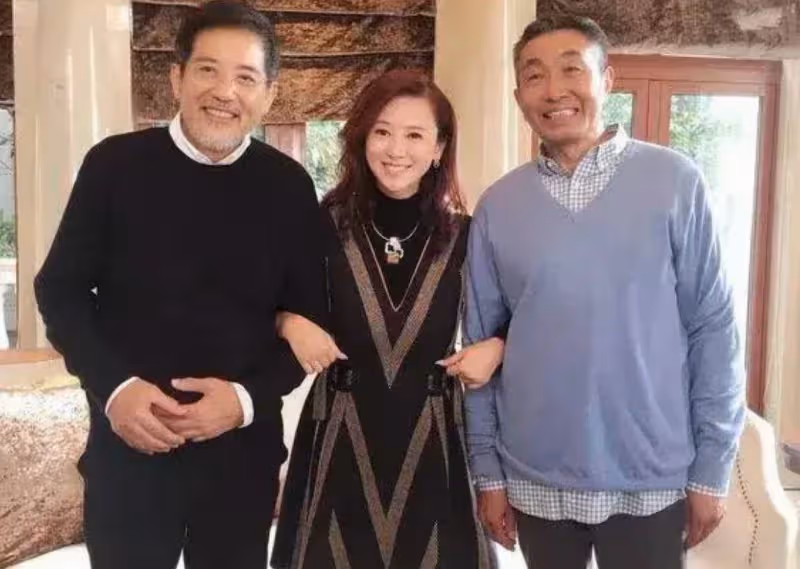 76歲「秦漢」近照曝光!「風度翩翩」襯衫配針織衫儒雅隨和,與老戲骨同框站C位,網嘆:年輕時真的帥