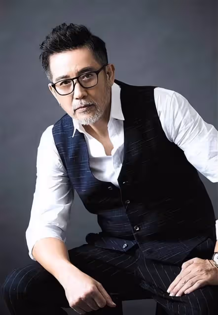 76歲「秦漢」近照曝光!「風度翩翩」襯衫配針織衫儒雅隨和,與老戲骨同框站C位,網嘆:年輕時真的帥