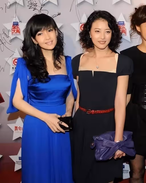 54歲周慧敏同框55歲周海媚！1歲之差像兩代人，一個嫵媚一個少女