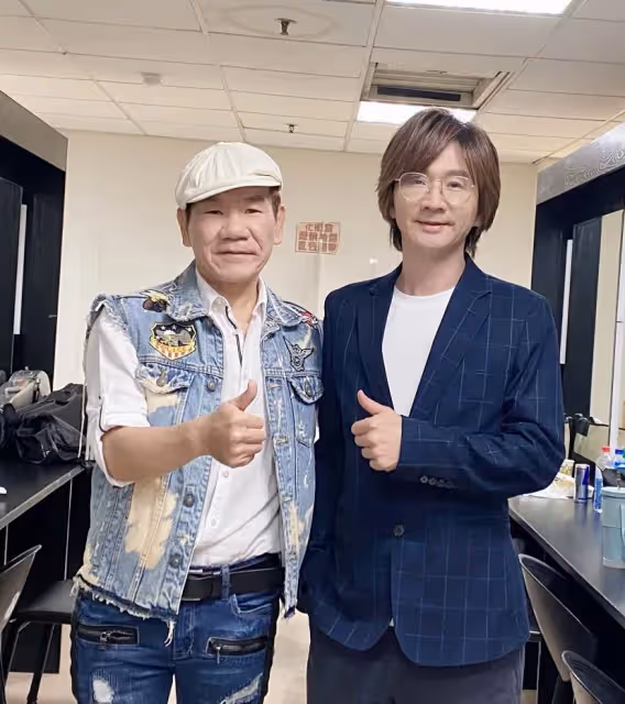 61歲摘碩士學位!男星激動報喜「隔40年再穿畢業服」當年僅專科學歷 「從不請假不缺課」網讚:學到老典範