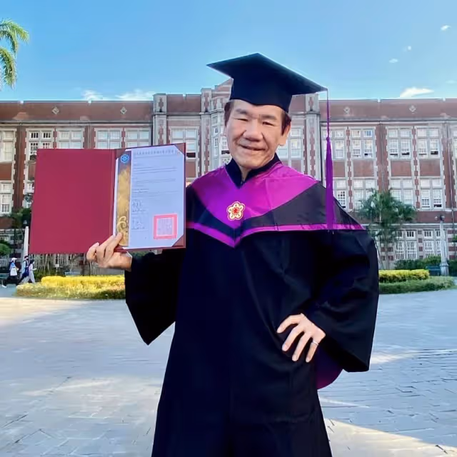 61歲摘碩士學位!男星激動報喜「隔40年再穿畢業服」當年僅專科學歷 「從不請假不缺課」網讚:學到老典範