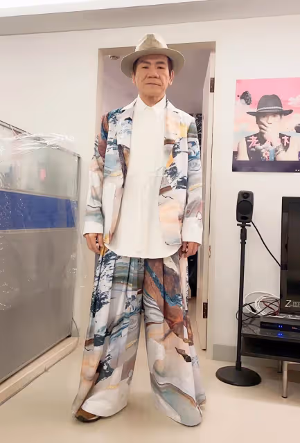 61歲摘碩士學位!男星激動報喜「隔40年再穿畢業服」當年僅專科學歷 「從不請假不缺課」網讚:學到老典範