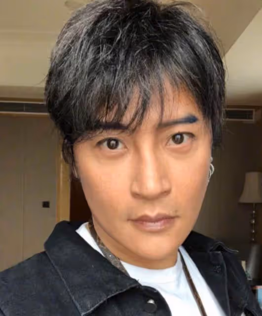 49歲陳志朋久違曬視訊!身材暴瘦顏值暴增,合約結束終於做正常人