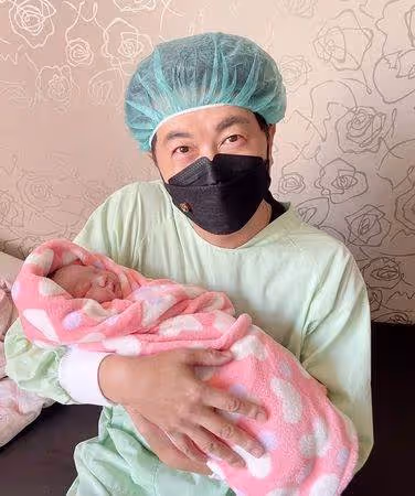 49歲八點檔男星吳皓昇「中年得女」瞬間變身「女兒奴」抱著女兒「淚流不止」激動喊：長得像媽媽超美