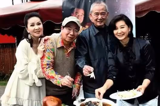 80歲石峰「坐擁6棟房」晚年爽當「包租公」出道50年零緋聞，最謝陪伴40年枕邊人：她用小技巧，讓我懂分寸