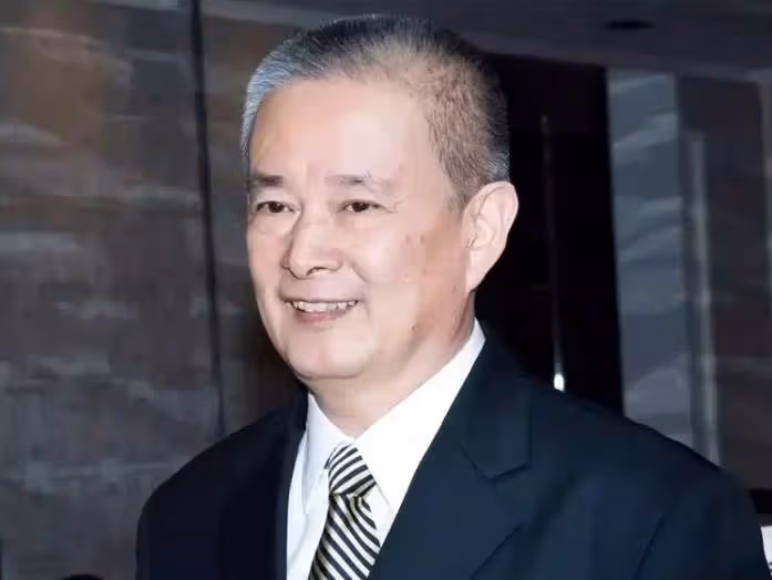 80歲石峰「坐擁6棟房」晚年爽當「包租公」出道50年零緋聞，最謝陪伴40年枕邊人：她用小技巧，讓我懂分寸