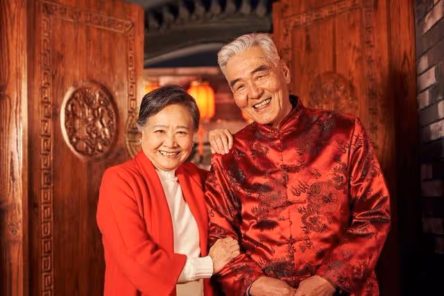再婚3個月，老伴就要求給她兒子買婚房，大爺直言：不慣著你