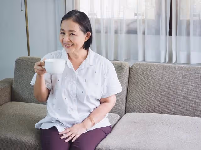 再婚3個月，老伴就要求給她兒子買婚房，大爺直言：不慣著你