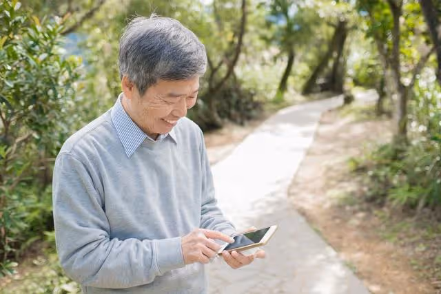 再婚3個月，老伴就要求給她兒子買婚房，大爺直言：不慣著你