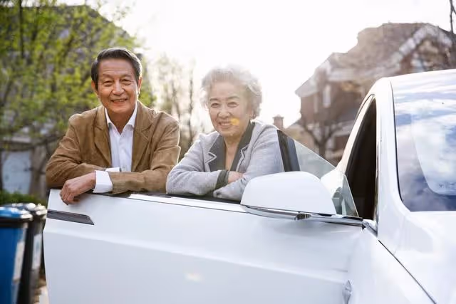 再婚3個月，老伴就要求給她兒子買婚房，大爺直言：不慣著你