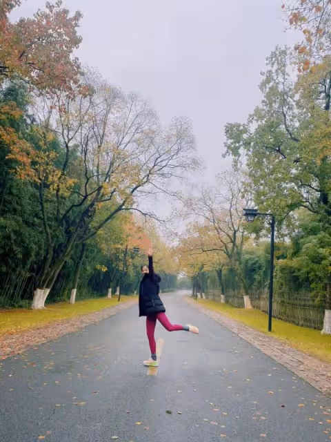 47歲梅婷罕現身！穿黑棉襖打扮樸素開心大笑，素顏模仿戲劇節海報